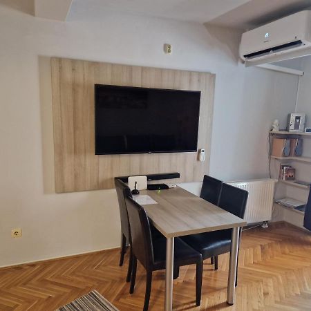 Apartment Viktor,Parking โอซีเยก ภายนอก รูปภาพ