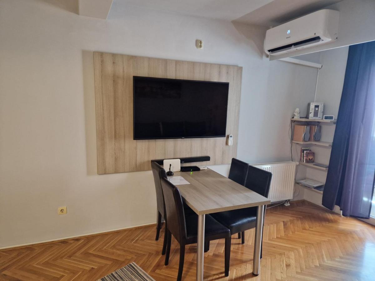 Apartment Viktor,Parking โอซีเยก ภายนอก รูปภาพ