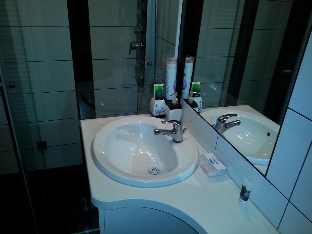 Apartment Viktor,Parking โอซีเยก ภายนอก รูปภาพ