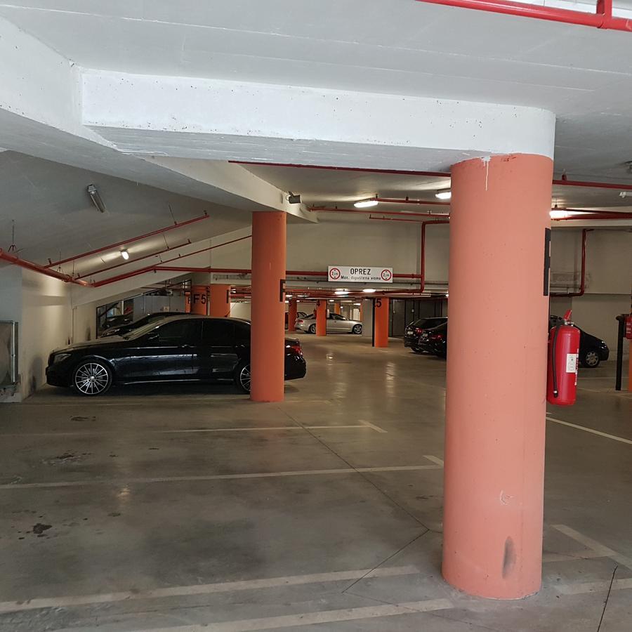 Apartment Viktor,Parking โอซีเยก ภายนอก รูปภาพ