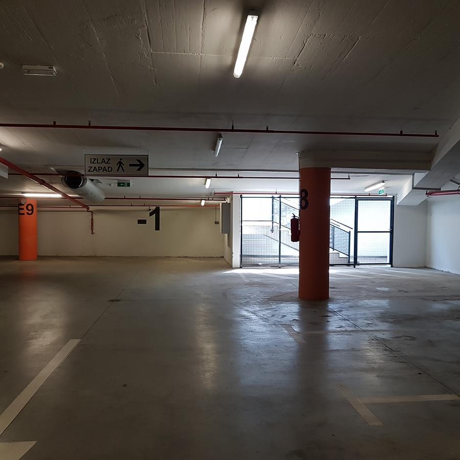 Apartment Viktor,Parking โอซีเยก ภายนอก รูปภาพ